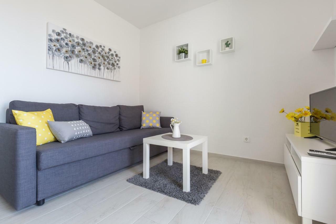 Apartmani Ksenija Tucepi Bagian luar foto